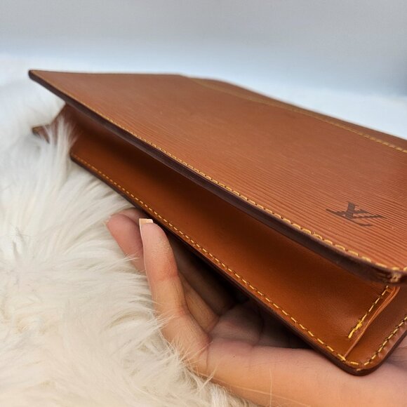 Louis Vuitton  Epi Pochette Clutch Bag - Picture 8 of 17